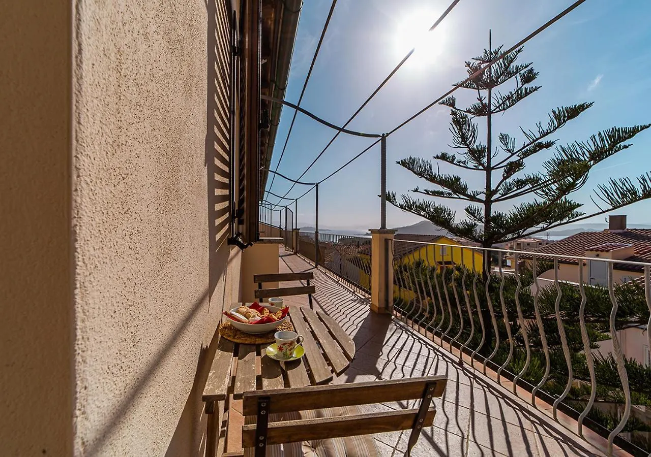 Pgs Immobiliare Srls Bellavista 02 Bilocale Con Parcheggio Privato E Vista Mare La Maddalenaアパートメント イタリア